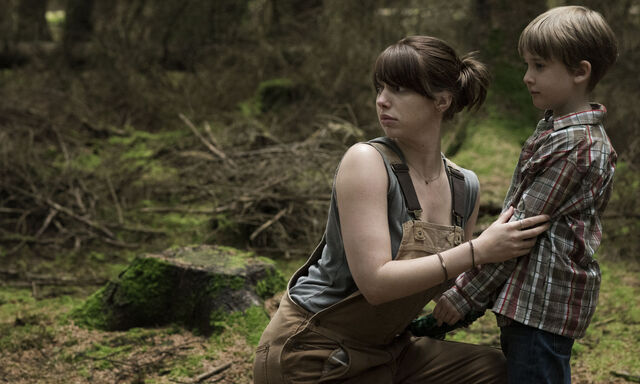 Sarah (Seána Kerslake) hat das Gefühl, dass sich Chris (James Quinn Markey) verändert hat.