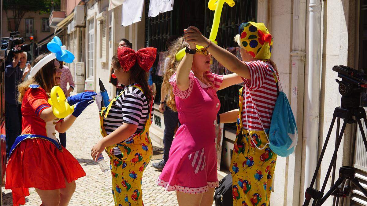 Das Thema ist ist ein unangenehmes, aber jeder schaut hin, wenn Clowns auf der Straße tanzen. Auch sie unterstützen Helena Pereira in ihrem Kampf. 