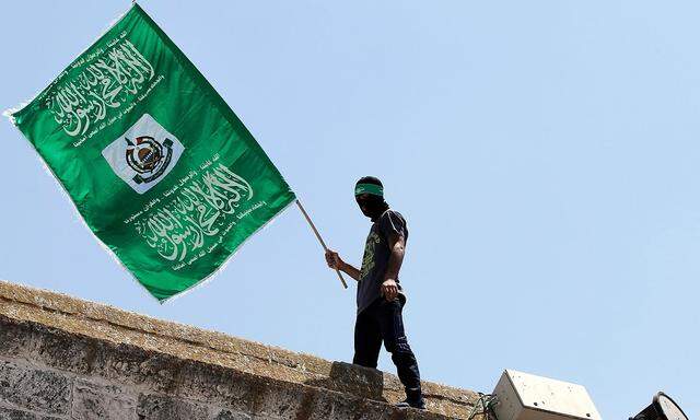 Archivbild: Ein Palästinenser mit einer Hamas-Flagge, aufgenommen 2015