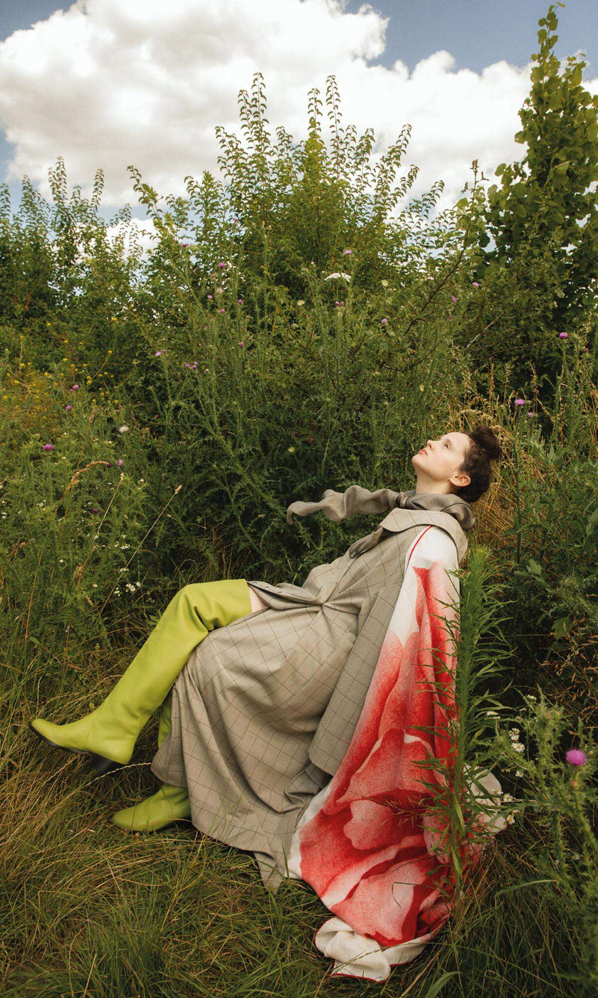 Blazer und Halstuch von Louise Streissler, Overkneeboots von Salvatore Ferragamo, Tuch mit roter Blume von Hermès.