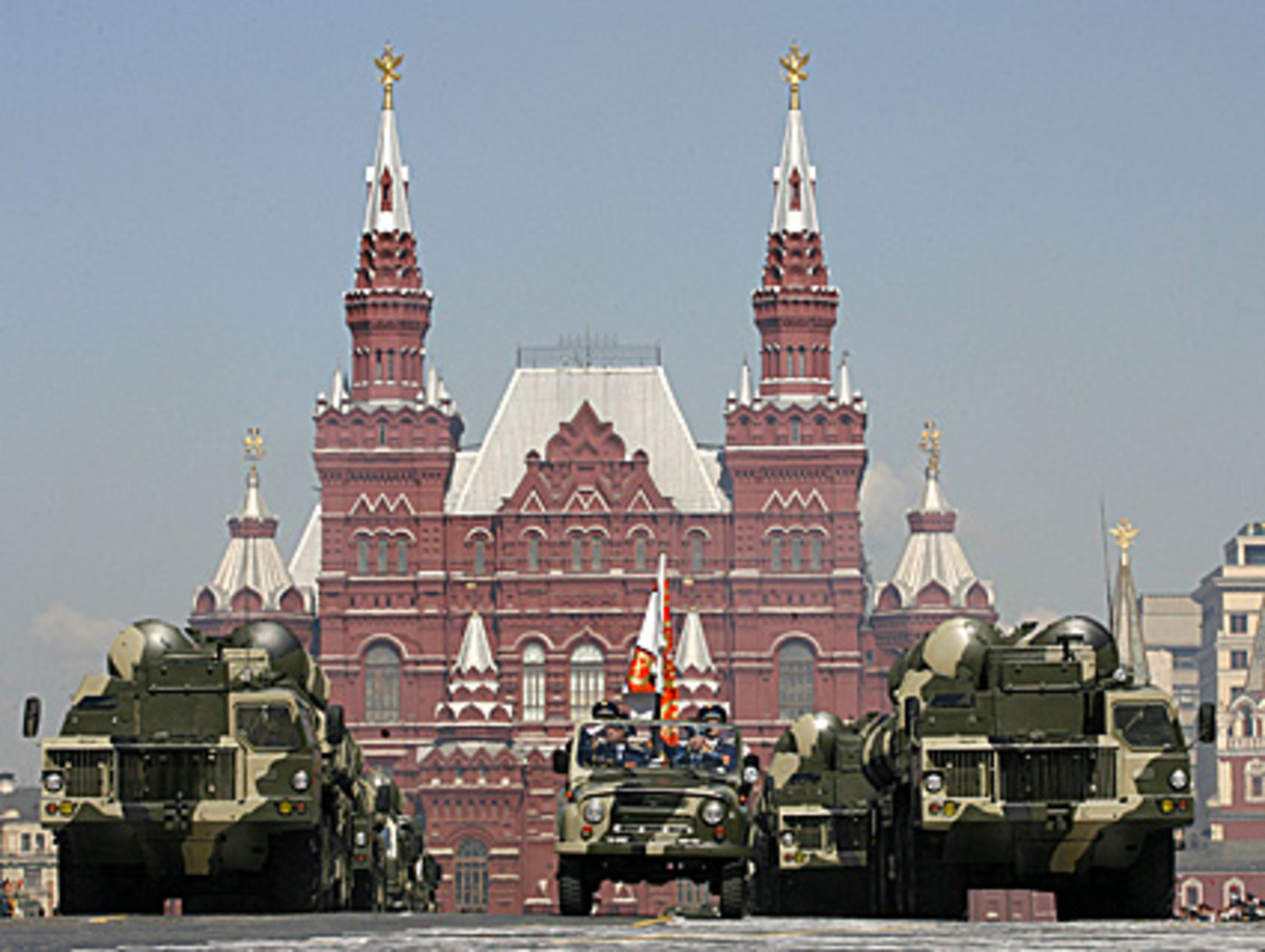 Mit mehreren Militärparaden im ganzen Land hat Russland am Samstag des Endes des Zweiten Weltkriegs vor 64 Jahren gedacht.