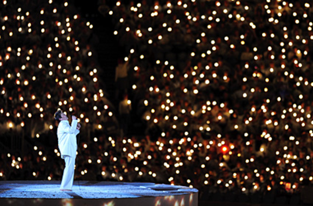 Eine Schweigeminute für den Georgier wurde abgehalten. Der Kanadier K.D. Lang (im Bild) sang in memoriam Kumaritaschwili "Hallelujah" von Leonard Cohen.