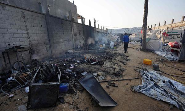 Ein Sprecher der israelischen Armee sagte, es gebe „keine Hinweise darauf, dass die Armee einen Angriff in der humanitären Zone in Al-Mawasi ausführte“.