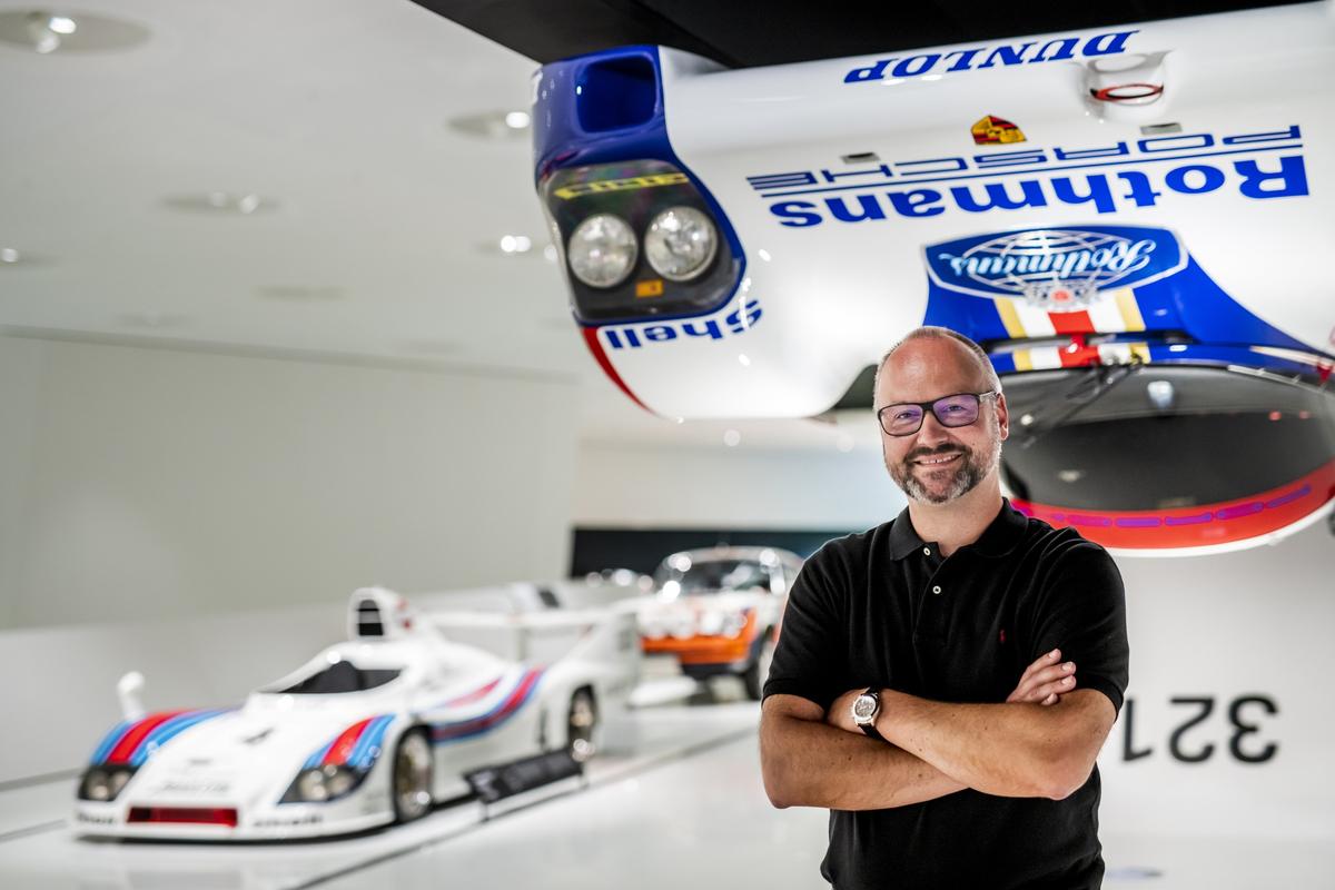 Alexander Klein ist der Chef von Porsches Fahrzeugsammlung. Die umfasst rund 700 Fahrzeuge, nur ein Teil davon im Stuttgarter Porsche-Museum aus- und zuweilen auf den Kopf gestellt.