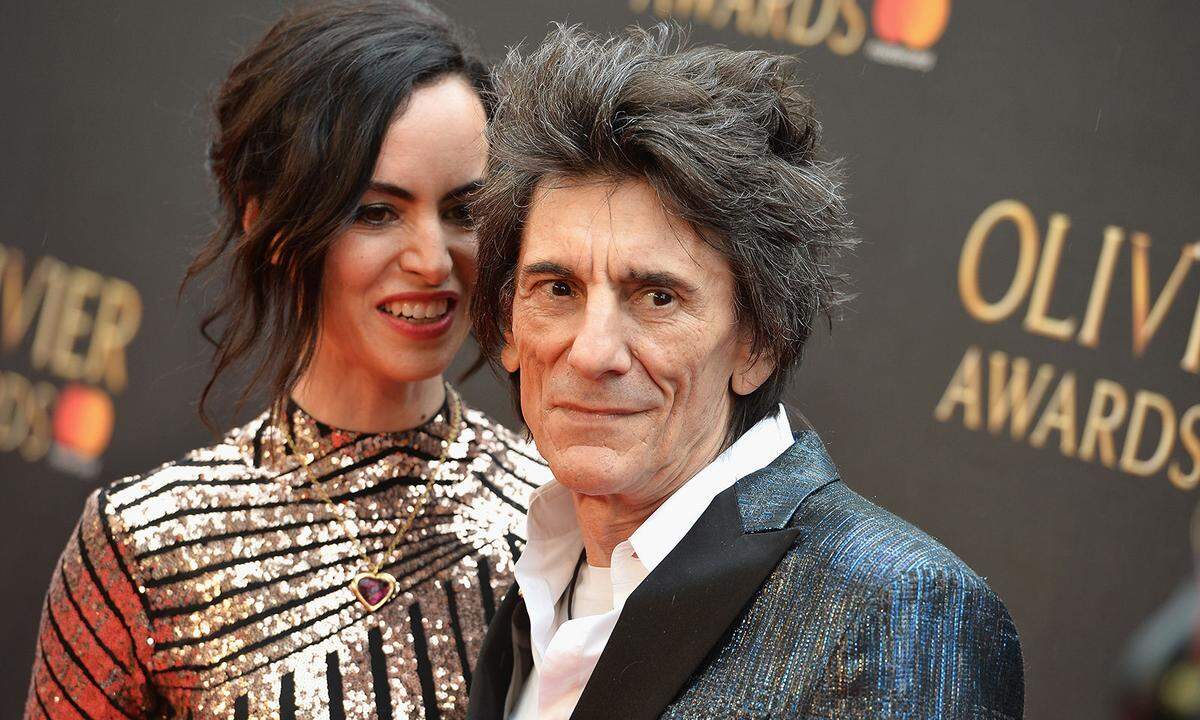 Auch Bandkollege Ron Wood darf dank seines jüngsten Nachwuches noch einmal die Spielzeuggitarre auspacken: Die Zwillinge Gracie Jane und Alice Rose kamen im Mai 2016 zur Welt, kurz bevor der Rolling-Stones-Gitarrist seinen 69. Geburtstag feierte.