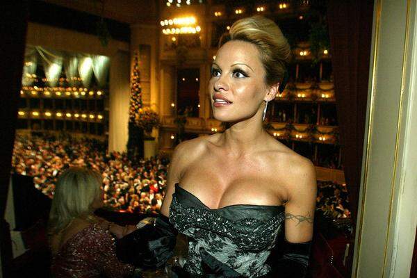 Ungewöhnlich wenig Haut zeigte diese Begleitung des Jahres 2003. Pamela Anderson sollte nicht die einzige Nixe am Opernball bleiben.