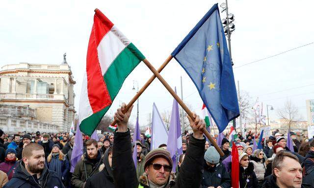 Ungarns Regierung scheint das Eigentor, welches sie sich mit ihren Provokationen gegenüber Brüssel schießt, nicht bewusst zu sein.