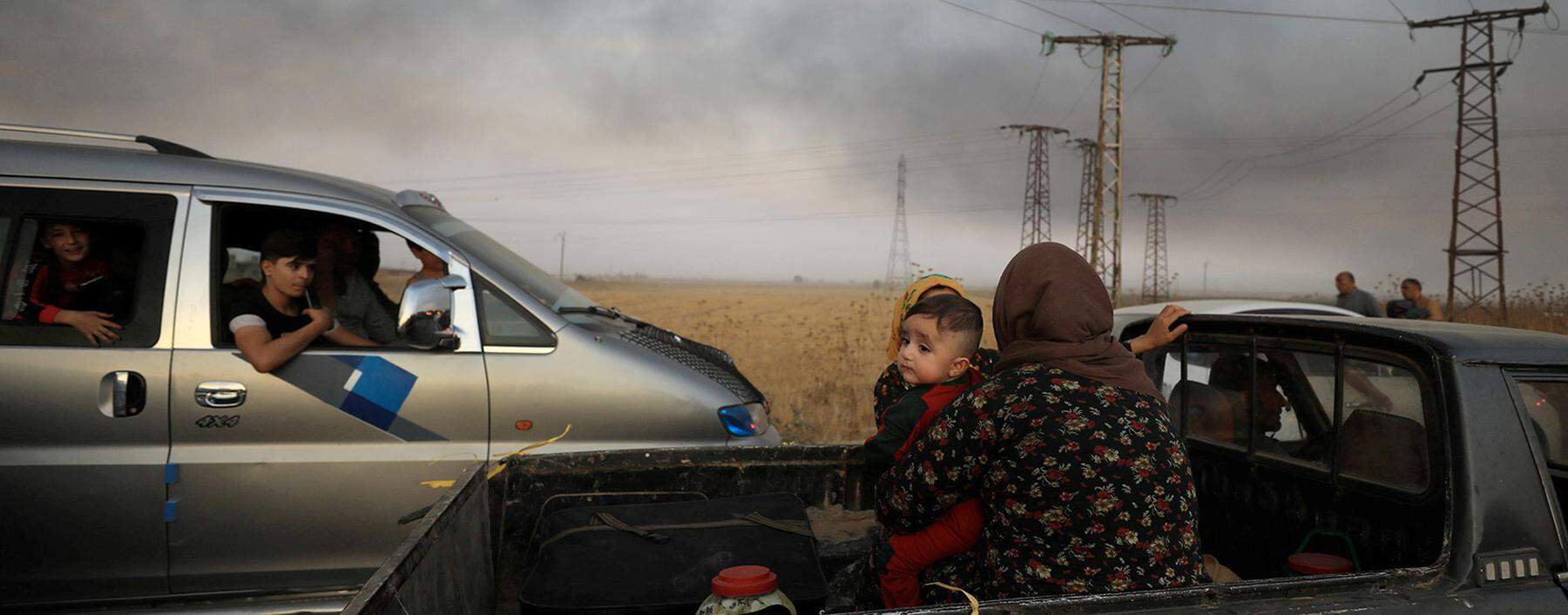 Auf der Flucht: Wer kann, verlässt die Stadt Ras al-Ain an der türkischen Grenze. Mehr als hunderttausend Menschen sind in den Grenzgebieten vor den Kämpfen geflohen.