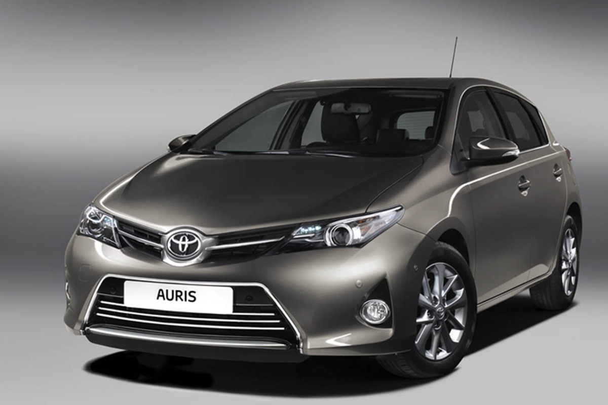 Der neue Toyota Auris feiert in Paris seine Weltpremiere. Leichter, flacher, länger - lautet die Devise. Der Auris ist wahlweise mit zwei Dieselmotoren oder einem Benzinmotor zu haben. Auch ein Vollhybridsystem steht zur Wahl.