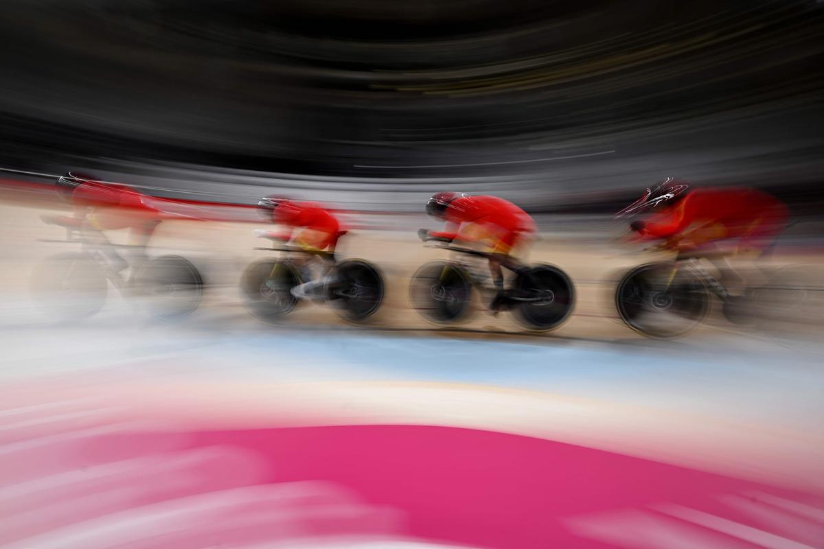 4. August. Chinas Team beim Verfolgungsrennen der Damen in Glasgow, wo die Weltmeisterschaft zum ersten Mal für fast alle Radsportdisziplinen gemeinsam ausgetragen wird. 