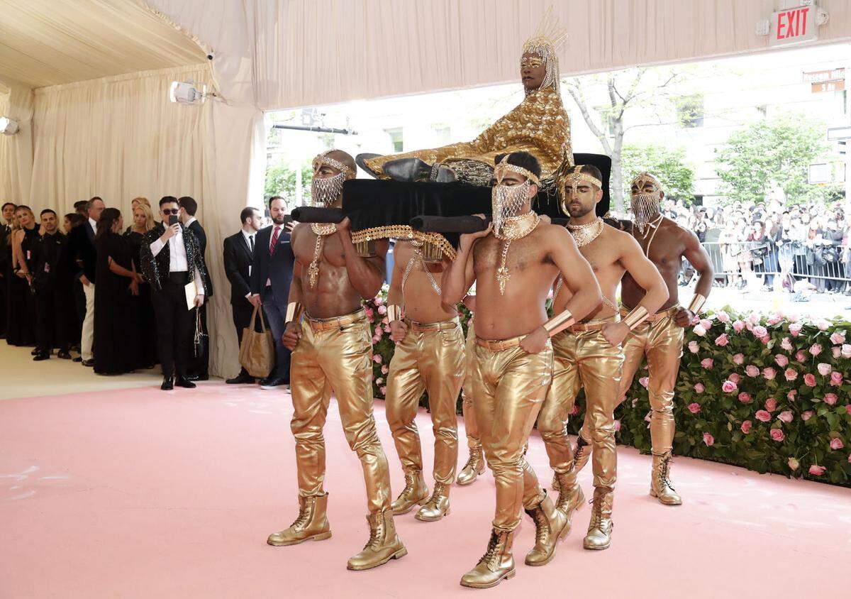 Billy Porter, der zu den Oscars in einem Kleid erschien, ließ sich in einer Sänfte tragen und wählte ein glitzerndes Kostüm von The Blonds.