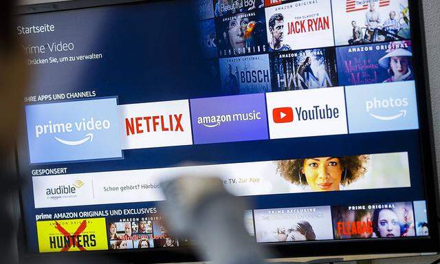 Symbolfoto: Die Logos der Streaming Dienste Amazon Prime Video, Netflix, amazon music und youtube ist auf einem Fernseh