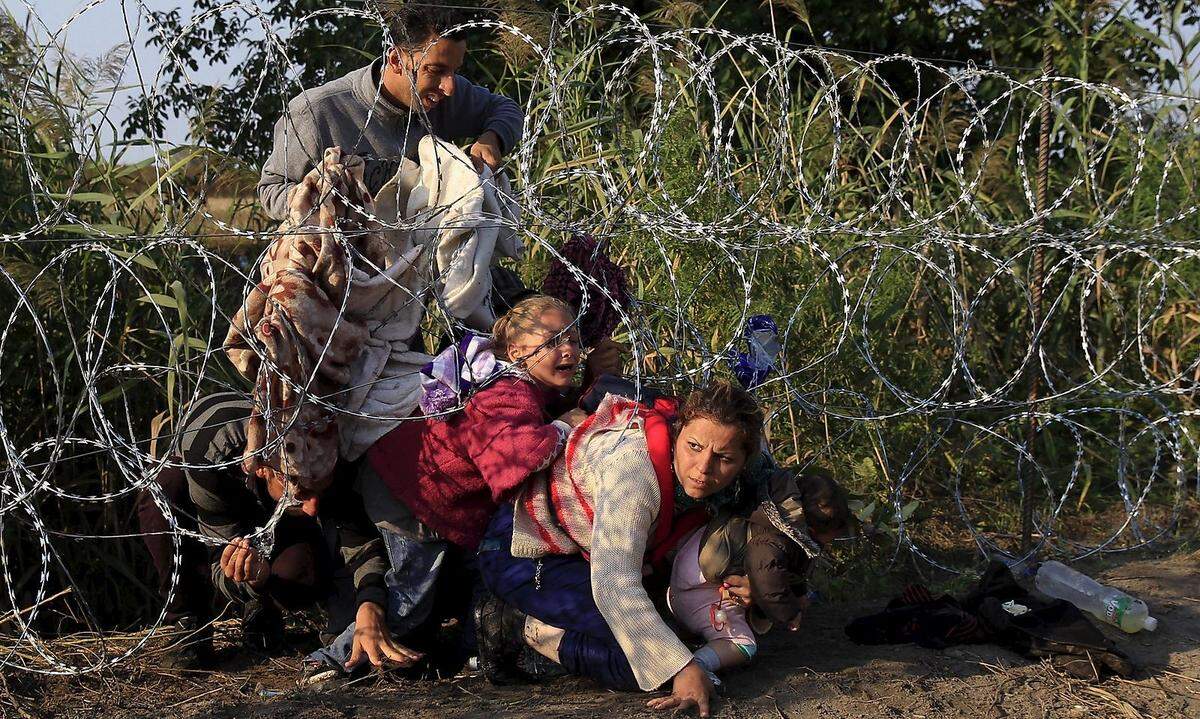 Schnell läuft die Flüchtlingsfamilie weg, bevor die ungarische Polizei sie erwischen kann. 175 Kilometer lang ist der Behelfszaun aus Stacheldraht an der serbischen Grenze, der die Einreise illegaler Flüchtlinge nach Ungarn unterbinden soll. Bald wird er durch einen vier Meter hohen Zaun ersetzt werden. Doch während EU-Spitzen gegen die ungarische Grenzsperre Sturm laufen, sind die Schutzanlagen weltweit nichts Neues.
