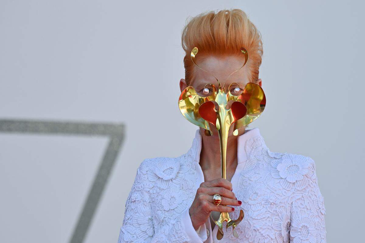 Wobei die goldene Maske von Björk-Kreativdirektor James T. Merry wohl eher ästhetische Funktionen hatte.