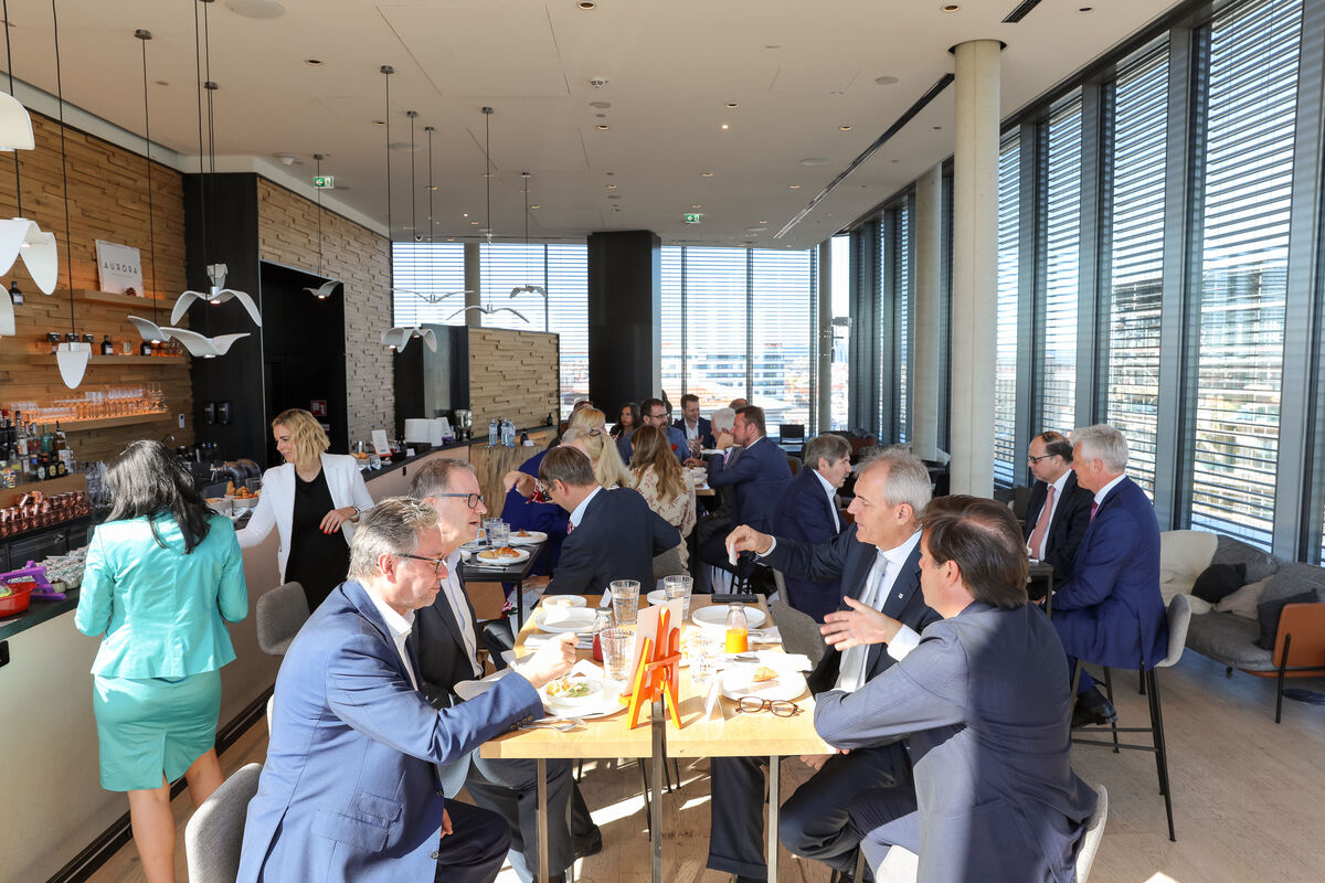 Vertreter aus Finanzwirtschaft, Gastronomie, Kultur und Hotellerie, aber auch des Tourismus oder Einzelhandels kamen zusammen, um die aktuelle Lage, Herausforderungen und mögliche Auswege aus der Krise zu besprechen.