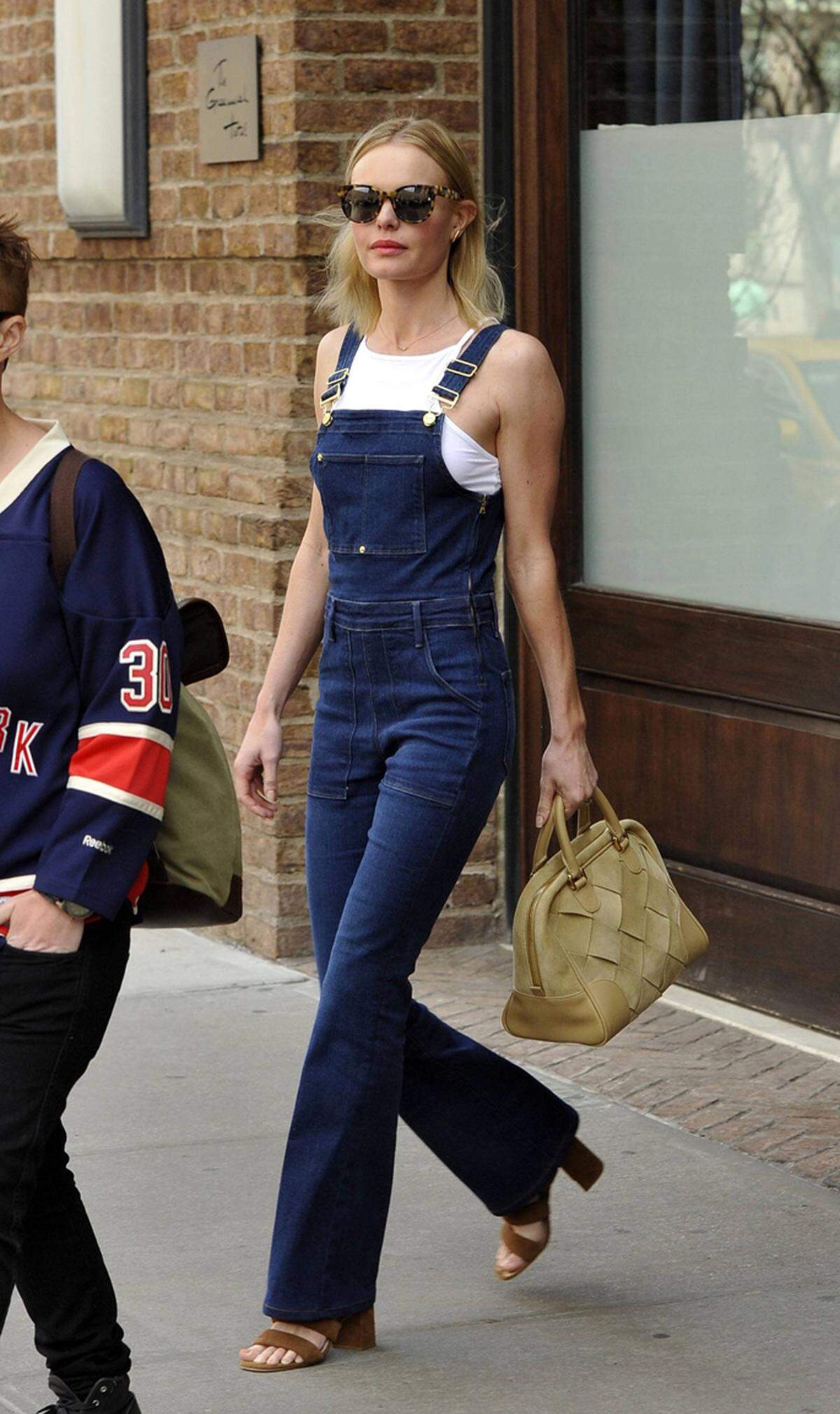 Nostalgisch kann man angesichts dieses Trends werden. Dabei ist weniger eindeutig mehr: Damit man nicht zu kindlich wirkt, sollten die Latzhosen einfarbig sein. Schauspielerin Kate Bosworth trägt den Jeans-Look.