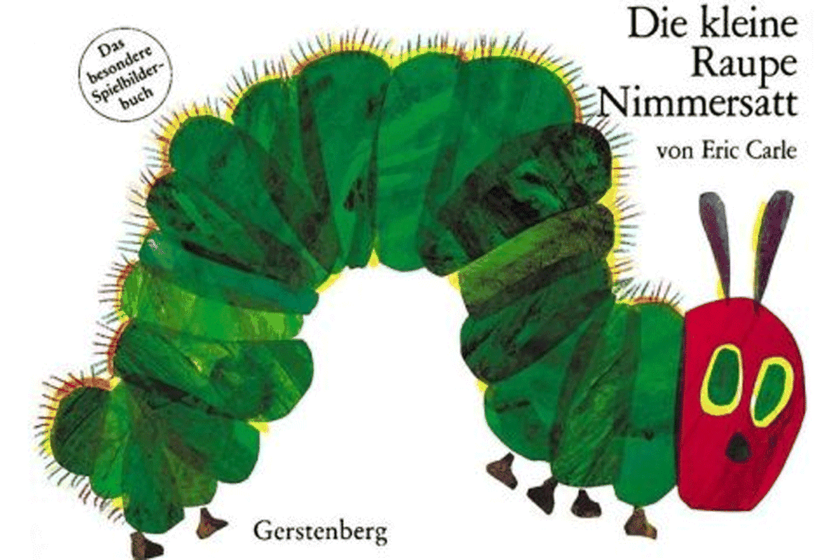 Ein absoluter Klassiker ist „Die kleine Raupe Nimmersatt“ von Eric Carle. Das hungrige Tierchen ist bis heute in 45 Sprachen und in einer Auflage von 29 Millionen erschienen. Möglicher Grund für den Erfolg ist die unpädagogische Haltung des Autors. Er nutzt die biologische Entwicklung der Raupe, um den elterlichen Erziehungsvorstellungen einen Tiefschlag zu versetzen. Welches Kind würde nicht gern solange naschen, bis es zu einem wunderschönen Schmetterling wird, wenn erst die Bauchschmerzen vorbei sind.