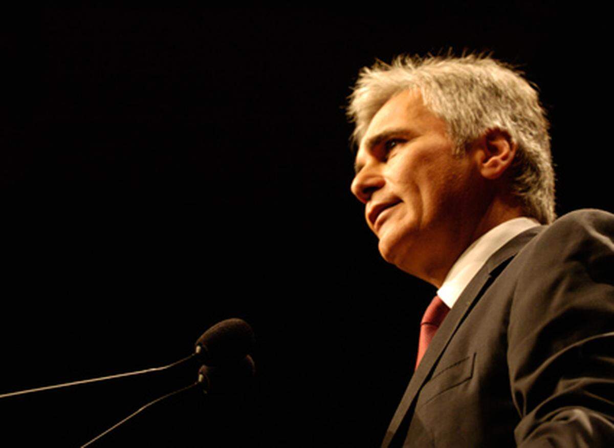 "Deshalb ist dieser Wahlkampf einer der entscheidendsten Wahlkämpfe", schwor Faymann die Anwesenden ein. Wien sei bei der Lebensqualität, beim Kampf gegen die Armut, beim Umweltschutz und den Arbeitsplätzen ein Vorbild für Europa. Das Gleiche gelte für die Integration: "Deshalb haben die Hetzer in dieser Stadt keinen Platz", meinte Faymann nicht ohne einen Seitenhieb auf das "Moschee baba"-Spiel der FPÖ auszulassen.