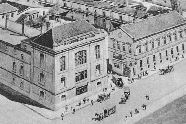 Die 1891 von Heinrich und Fritz Mendl gegründete Anker-Fabrik befindet sich bis heute auf dem Laaer Berg in der Absberggasse 35 im 10. Wiener Gemeindebezirk.