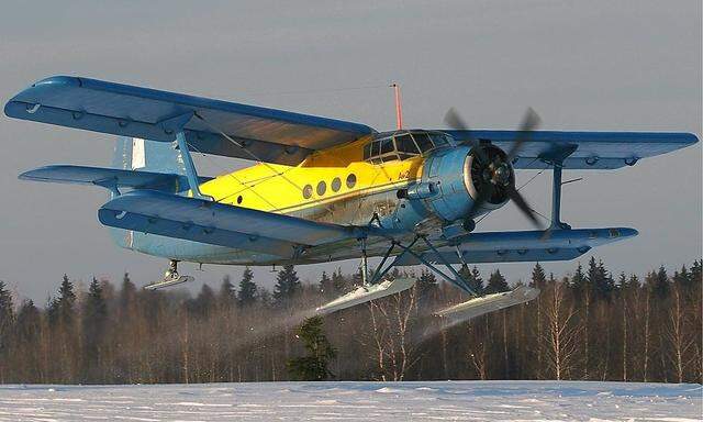 An-2 "Colt" mit Schneekufen in Russland