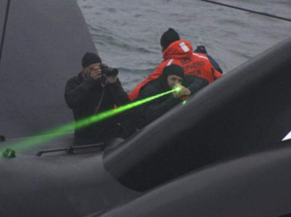 Ähnliches versuchen Tierschützer von "Sea Shepherd". Sie blenden japanische Walfänger mit Lasergeräten, um sie bei der Jagd zu behindern. >>Mehr Bilder zu Sea Shepherds Kampf gegen Walfänger