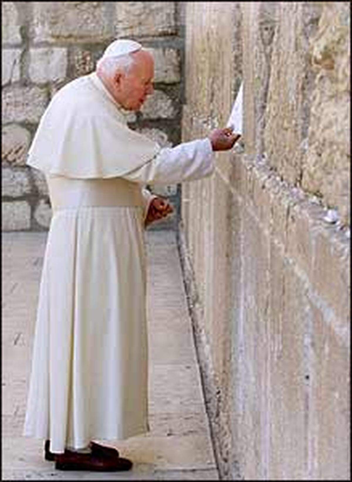 Pilgerreise nach Israel, Jordanien und in die Palästinenser-Gebiete. An der Klagemauer in Jerusalem bittet der Papst um Vergebung für das Unrecht, das Juden von Christen zugefügt wurde, er feiert Gottesdienste in Bethlehem und Nazareth.