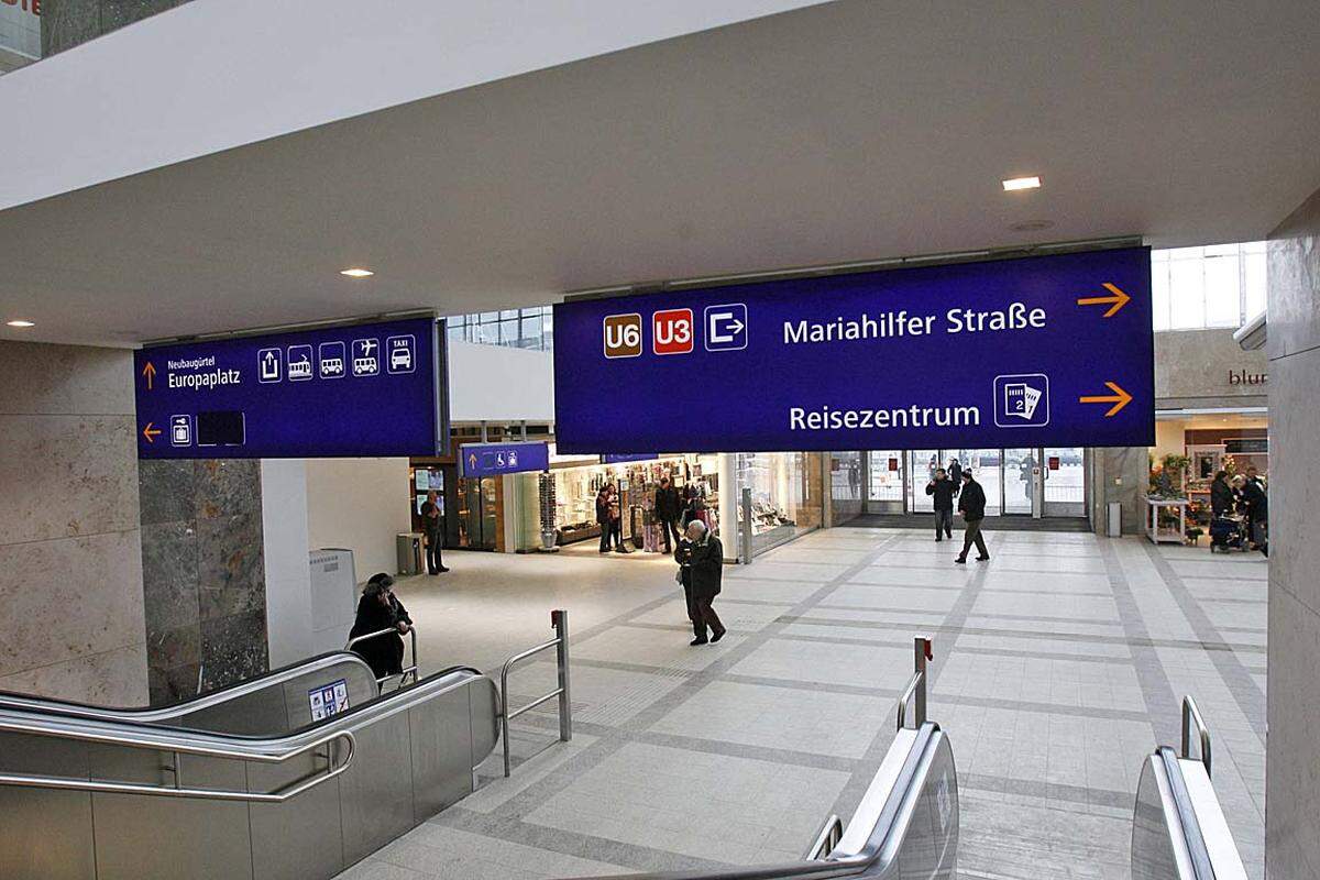 Die Fahrgäste können nun auch wieder direkt über die Rolltreppen von den U-Bahnlinien U3 und U6 zur Bahnhofshalle gelangen.