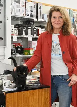 Autorin Janina Lebiszczak und Kater Ramses, eine Institution im Geschirrgeschäft Niessner in der Kirchengasse. 