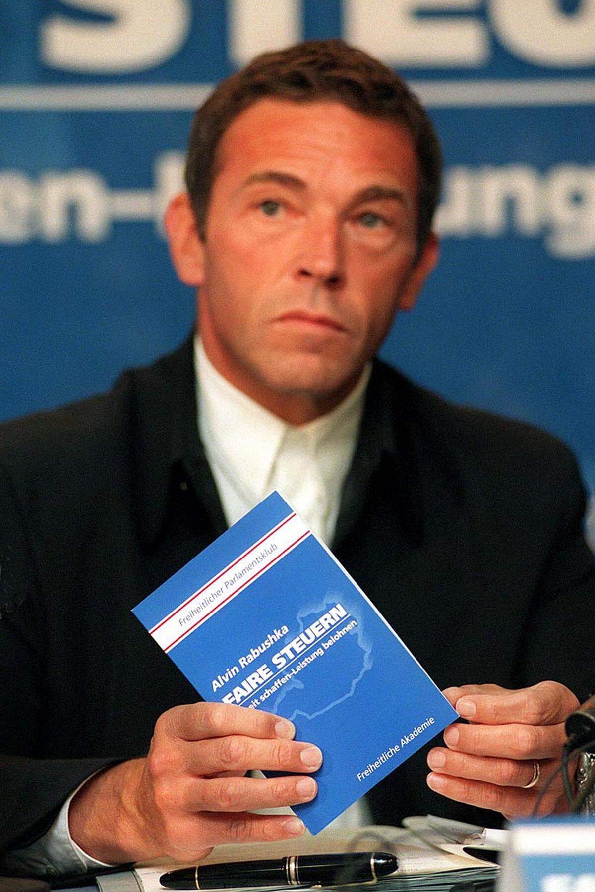 2000. Wegen Haiders Politik verbieten die Bachmann-Erben den Namen „Ingeborg-Bachmann-Wettbewerb“. Der Bewerb heißt fortan „Tage der deutschsprachigen Literatur“.