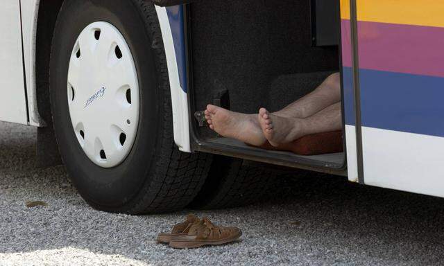 Busfahren mit  großem Gepäck kann durchaus riskant sein. Gerade hat man noch den Koffer im Bauch des Busses verstaut, da wird man auch schon „gefressen“. 