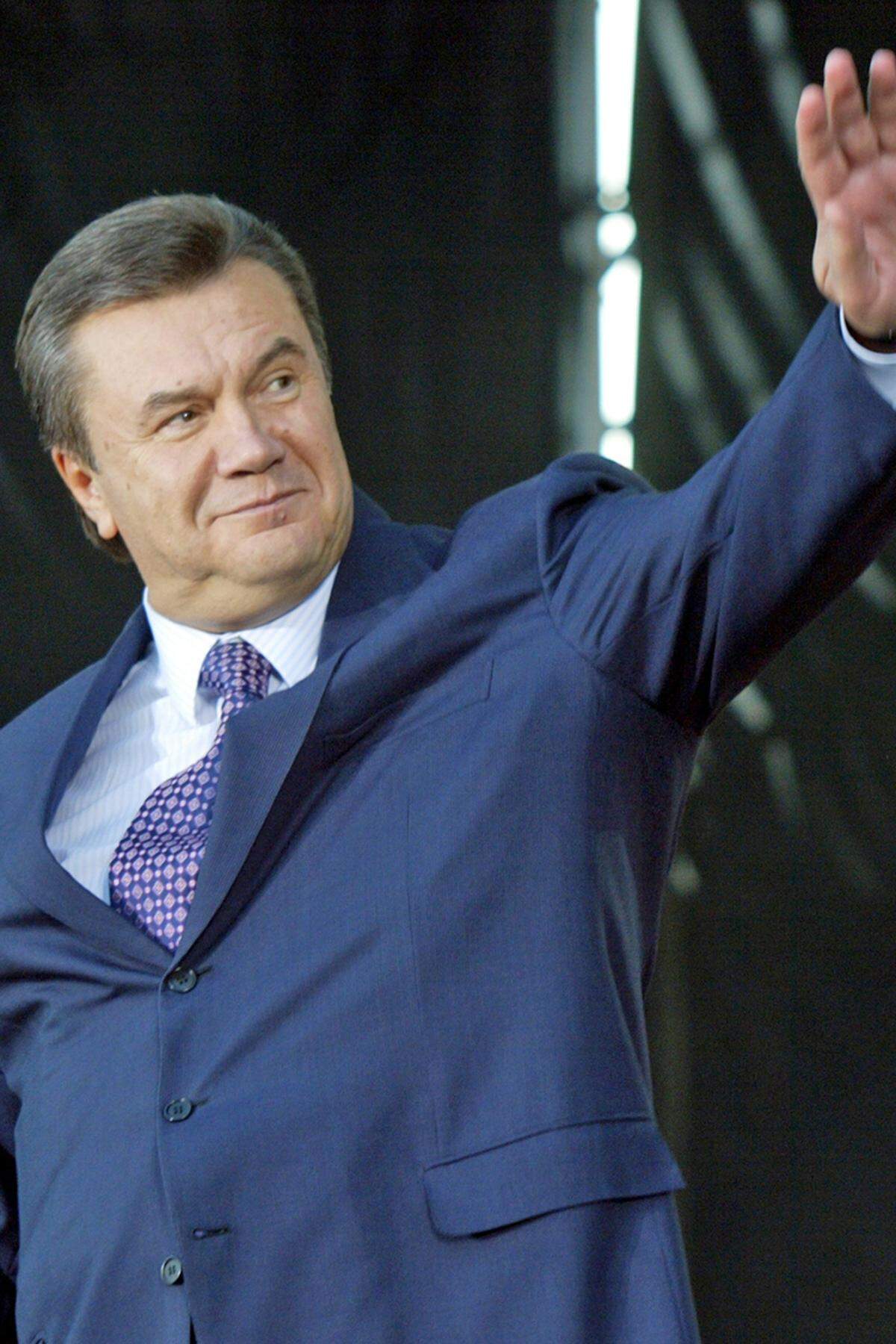 Als Janukowitsch es nach dem Scheitern der pro-westlichen Reformer doch noch an die Staatsspitze schaffte, startete er aus Sicht seiner Gegner einen "Rachefeldzug" gegen das Timoschenko-Lager. Seitdem sieht sich Janukowitsch Vorwürfen ausgesetzt, demokratische Errungenschaften in der Ex-Sowjetrepublik wieder zu kassieren.