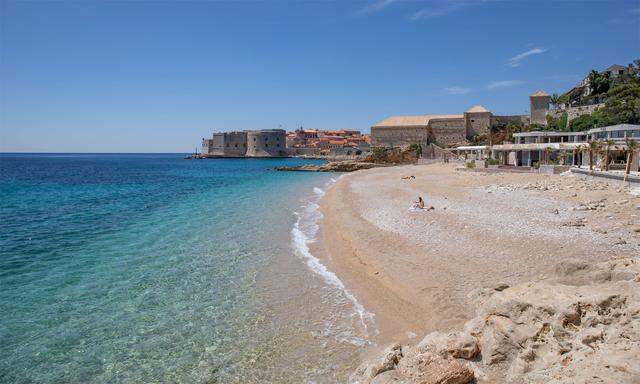 Leerer Strand bei Dubrovnik, aufgenommen im Mai 2020.