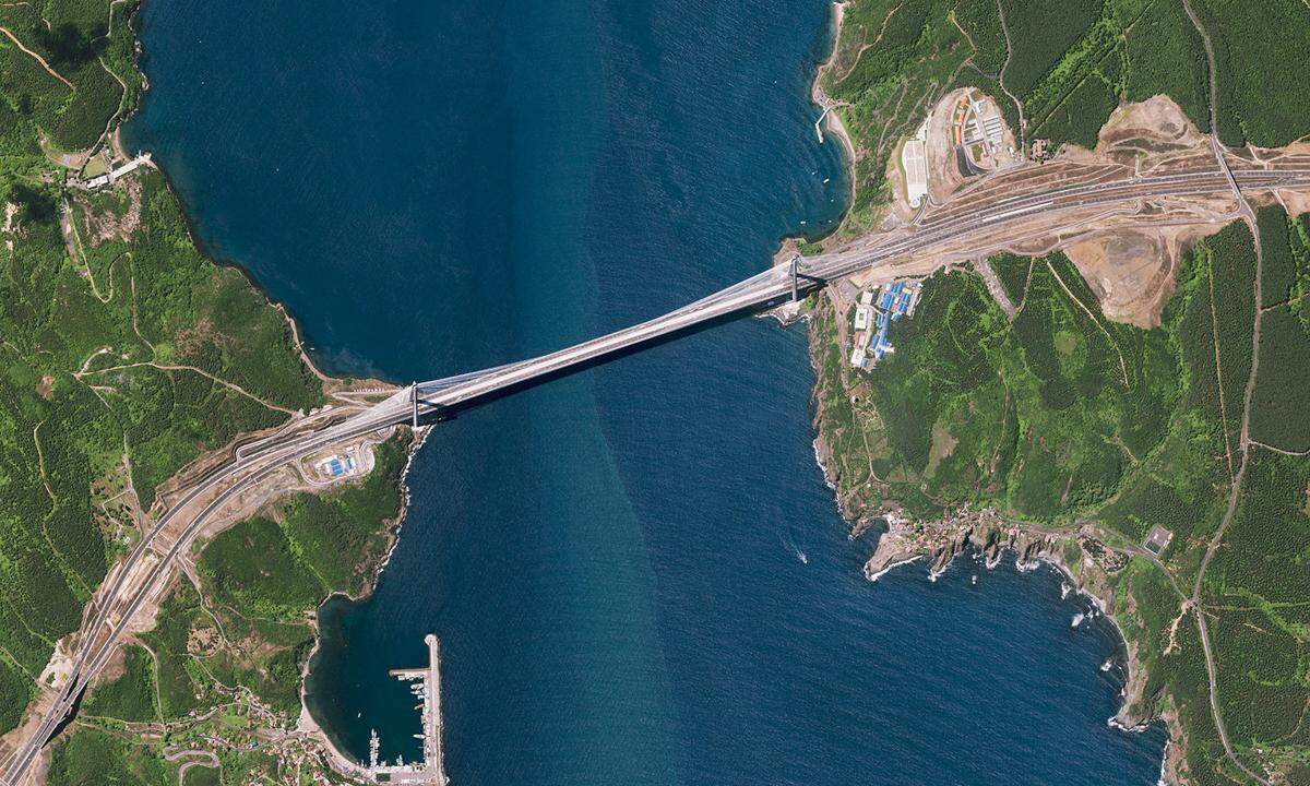 Über Jahrtausende konnte die Meeresenge des Bosporus ausschließlich mit Schiffen überwunden werden, ein Umstand, der vor allem die Stadt Istanbul in ihrer Entwicklung hemmte. Im Jahr 1973 wurde eine erste Hängebrücke über den Bosporus eröffnet. Mittlerweile existieren drei Brücken, deren letzte als eine der größten Hängebrücken der Welt im Jahr 2016 bei Poyraz nahe der nördlichen Einfahrt in den Bosporus eröffnet wurde. Zusätzliche Verkehrsverbindungen sind seit 2013 durch einen Eisenbahntunnel und seit 2016 durch einen Straßentunnel gegeben.