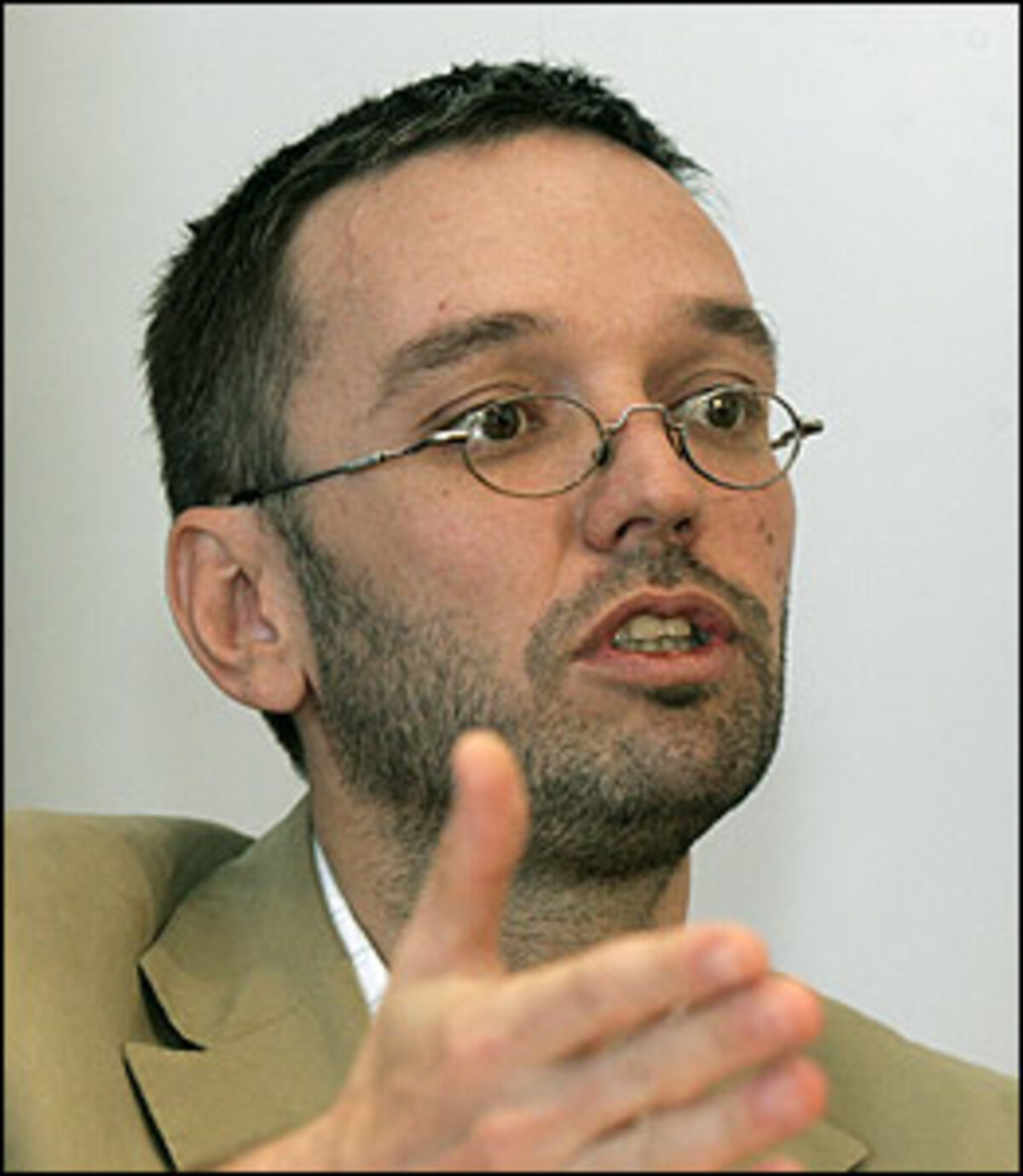 "Ich darf beruhigen, das hatte nichts zu bedeuten. Es war längst überfällig, dass sich Schüssel zu diesem Treffen herablässt." FPÖ-Generalsekretär Herbert Kickl spielt die Bedeutung des Treffens Strache-Schüssel herunter.