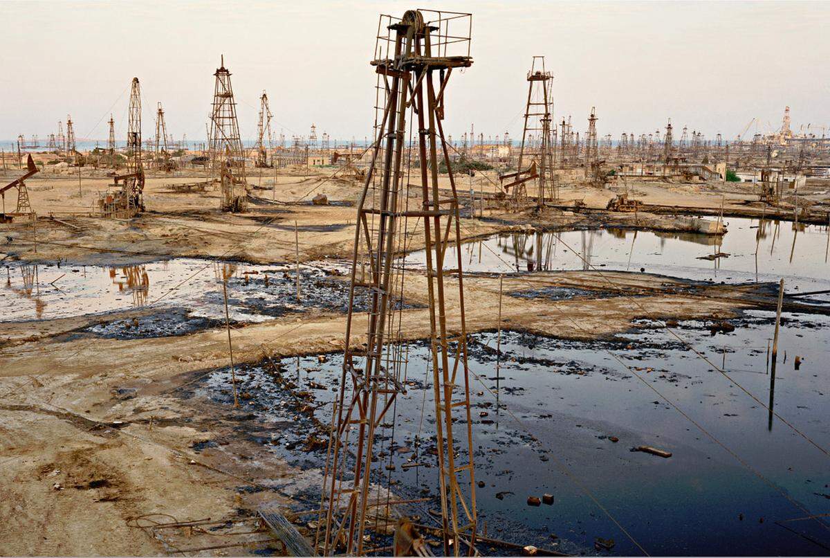 Öl sei der Kern menschlicher Expansion seit dem 20. Jahrhundert, sagt Burtynsky im Interview mit dem "Deutschlandfunk". In "Extraction &amp; Refinement" liegt Burtynskys Fokus rein auf der Förderung ...SOCAR Oil Fields #9 . Baku, Azerbaijan . 2006
