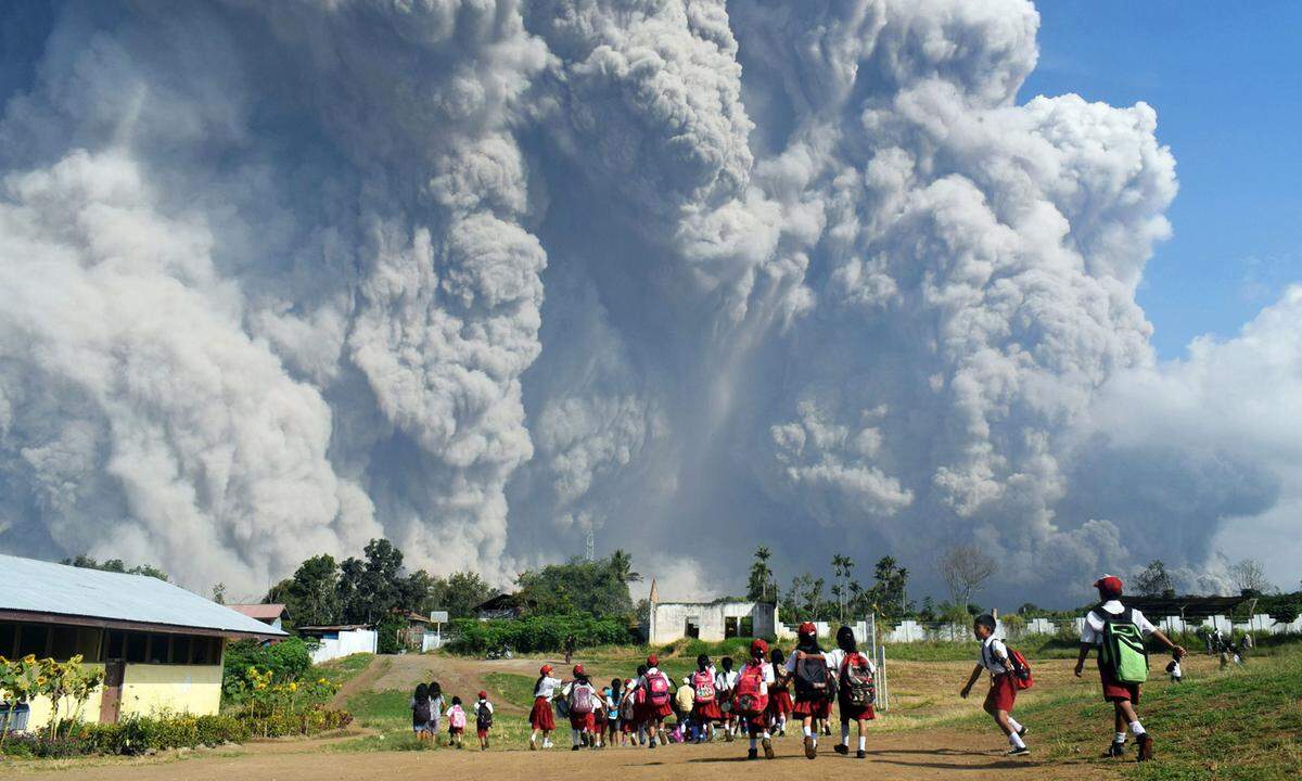 Der Sinabung (im Bild) hat in den letzten Jahren für viele Schlagzeilen gesorgt. Aber auch der Vulkan Agung auf Bali hält die Menschen mit seinen Eruptionen in Atem.