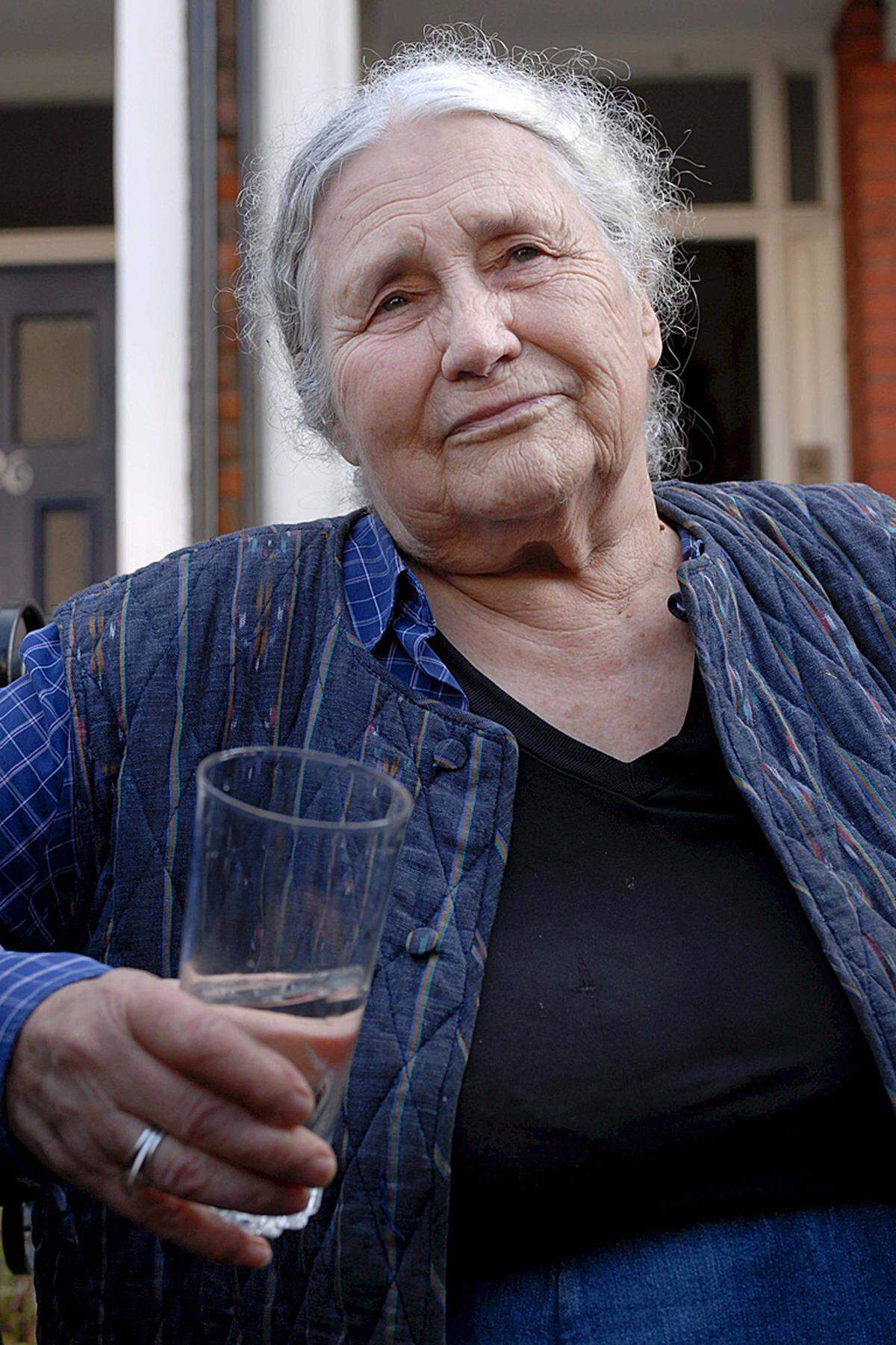 Doris Lessing (Großbritannien, 1919-2013) galt als eine der großen Autorinnen des 20. Jahrhunderts. 2007 erhielt die "Epikerin weiblicher Erfahrung, die sich mit Skepsis, Leidenschaft und visionärer Kraft eine zersplitterte Zivilisation zur Prüfung vorgenommen hat" den Literaturnobelpreis. Der feministische Roman "Das goldene Notizbuch" (1962) gilt als ihr Hauptwerk. Die Britin wurde 94 Jahre alt.