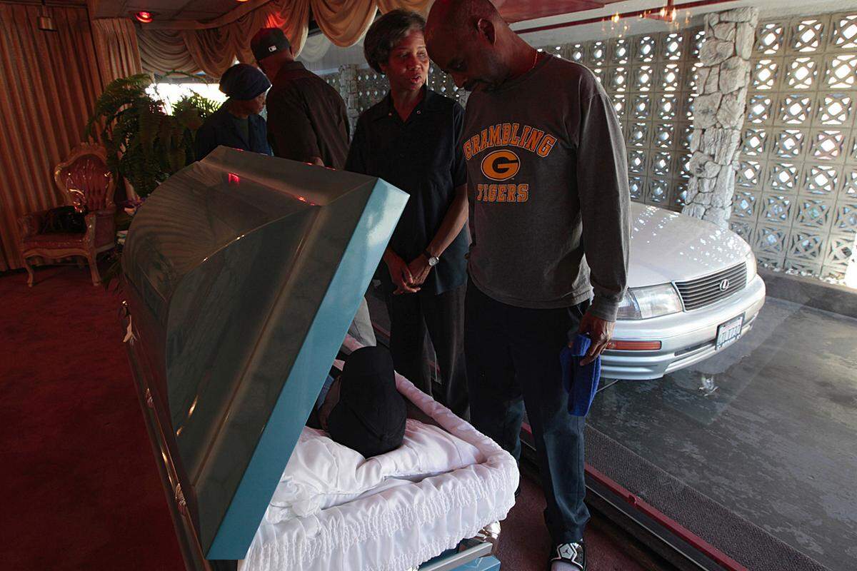 Die "Sehenswürdigkeiten" Comptons sind Zeugen der brutalen Vergangenheit der Stadt: Dazu gehört ein Drive-Through-Begräbnisinstitut. In diesem können Gang-Mitglieder Abschied von Verstorbenen nehmen, ohne Gefahr zu laufen, durch ein Drive-by-Shooting erschossen zu werden.