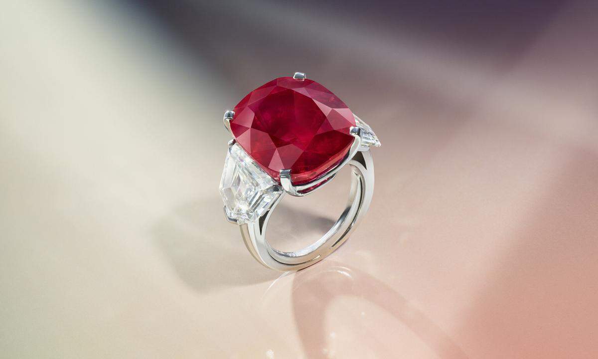Der Diamantring von Cartier mit dem teuersten Rubin der Welt, dem 25 Karat großen "Sunrise Ruby", soll für 14 bis 20 Millionen Schweizer Franken (14,2 bis 20,3 Millionen Euro) den Besitzer wechseln.    