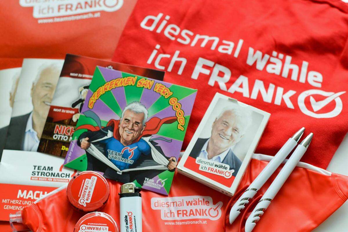 Das Team Stronach bringt Polo-Shirts mit der Aufschrift "Diesmal wähle ich Frank" in Umlauf – wobei das gewählte Rot jenem der SPÖ stark ähnelt. Weniger Verwechslungsgefahr besteht bei den rot-weißen Wasserbällen, Kulis, einem Kartenspiel, Zuckerldosen, Regenponchos und Wasserflaschen. Besonders stolz ist man auf zwei CDs von Otto Normalverbraucher. Auf dem Cover der "Steirermen san very good"-Platte ist Stronach im Superman-Outfit zu sehen. Beim "Nicht zu Fassen"-Rap ist der Milliardär sogar selbst zu hören - und zwar "noch amal".