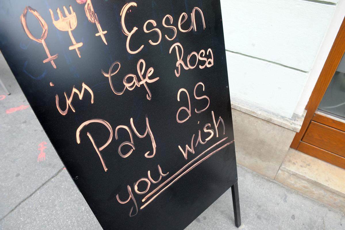 Begleitet von heftiger Kritik wurde das "antikapitalistische" Café im Mai 2011 eröffnet. Das Prinzip "pay as you wish" führte rasch zu Geldproblemen: Nicht einmal ein Jahr später kreiste der Pleitegeier über dem Lokal.