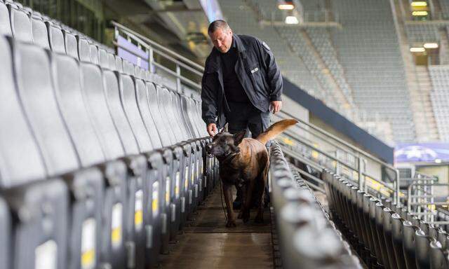 Vor dem gestrigen Spiel zwischen Borussia Dortmund und AS Monaco wurden die Sicherheitsvorkehrungen verschärft, Spürhunde und zusätzliche Polizisten waren im Einsatz.