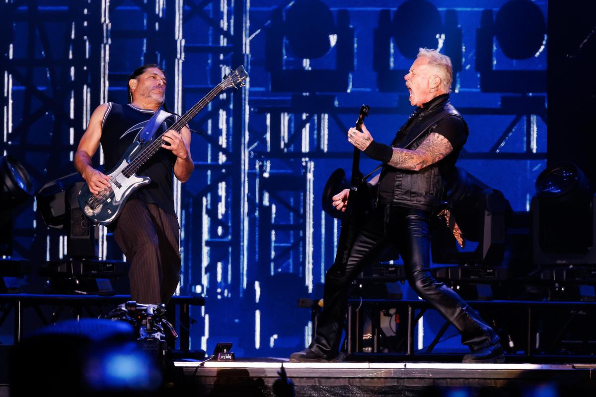 Bassist Robert Trujillo und Sänger und Gitarrist James Hetfield beherrschen die große Pose natürlich.