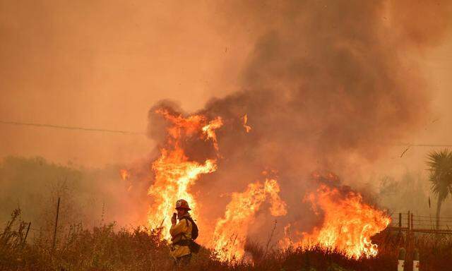 Das sogenannte Thomas-Feuer im Bezirk Ventura County hat sich wieder ausgebreitet.