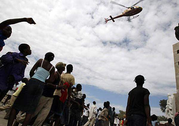 Der Luftraum über Haiti war überfüllt. Die haitianische Regierung bat die USA und andere Länder, vorerst keine weiteren Flüge nach Port-au-Prince zu leiten, wie die US-Luftfahrtbehörde FAA mitteilte.