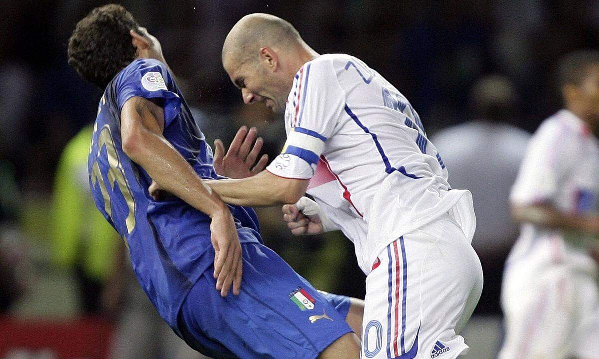 6 WM 2006 in Berlin, Finale: Zinedine Zidane beendet seine Karriere mit dem spektakulärsten Foul: ein Kopfstoß gegen den Italiener Marco Materazzi