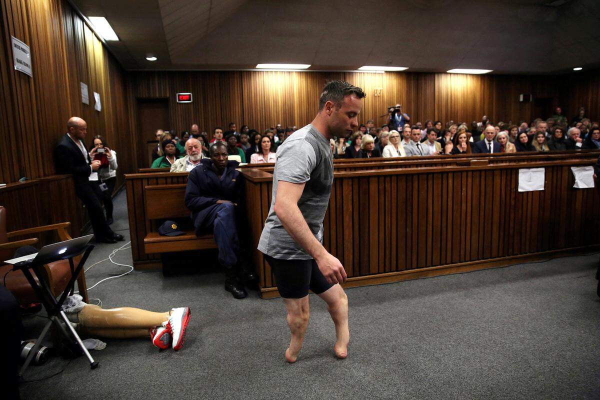 15. Juni. Der Paralympic-Goldmedaillen-Gewinner Oscar Pistorius will beweisen: Er hatte seine Verlobte nicht mutmaßlich erschossen. Dazu geht er während des Berufungsverfahrens im südafrikanischen Pretoria durch den Gerichtssaal. Die Richterin verurteilte ihn in letzter Instanz zu sechs Jahren Haft.