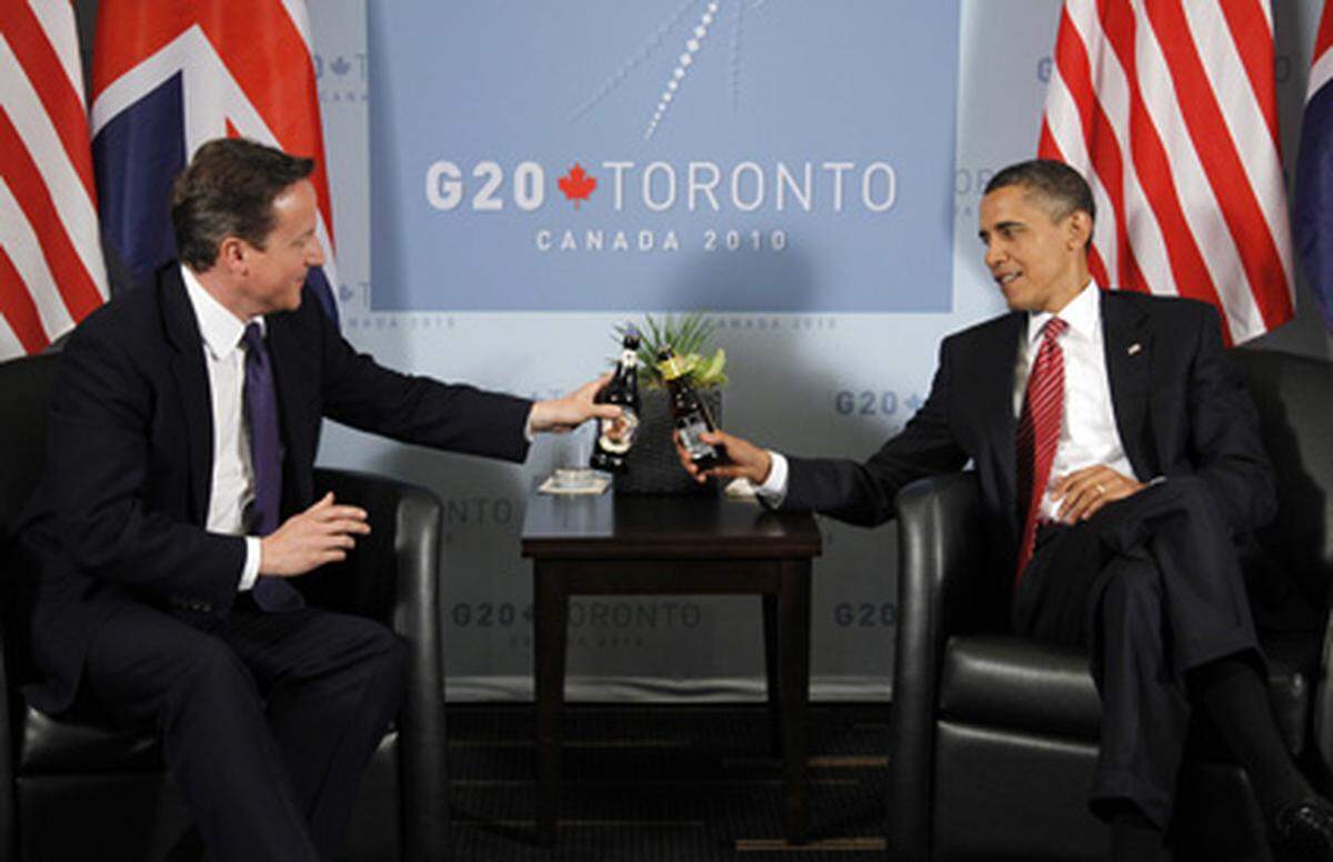Am Rande des G-20-Gipfels in Kanada tauschten sie am Samstag ihre Einsätze aus: Obama überreichte Cameron ein Bier der Marke "Goose Island 312" aus seiner Heimatstadt Chicago, der britische Premierminister revanchierte sich mit einem "Hobgoblin". Dann stießen sie miteinander an.