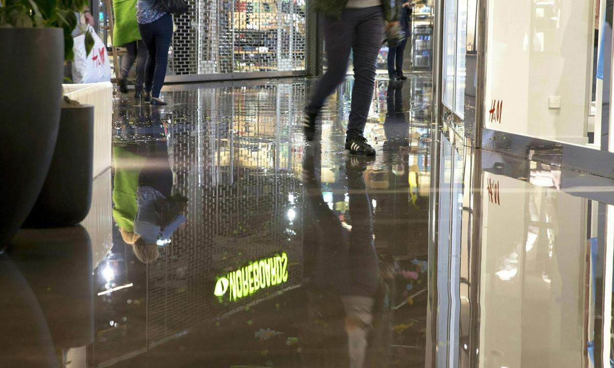 Der Berufsfeuerwehr Grazzufolge standort im Shopping-Center das Wasser bis zu 30 Zentimeter hoch.