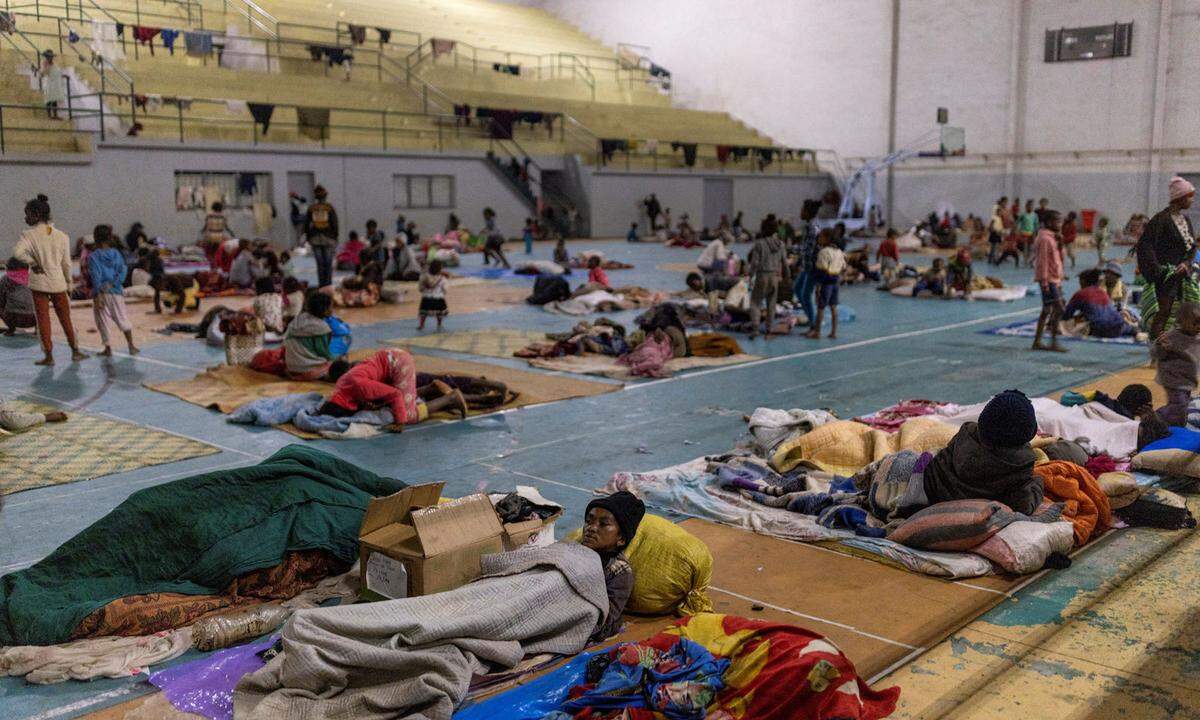 Rund 40.000 Inselbewohner hatten in der betroffenen Region die Nacht in Notunterkünften verbracht.
